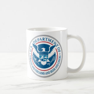 US-Abteilung des Tabaks und der Feuerwaffen und Kaffeetasse