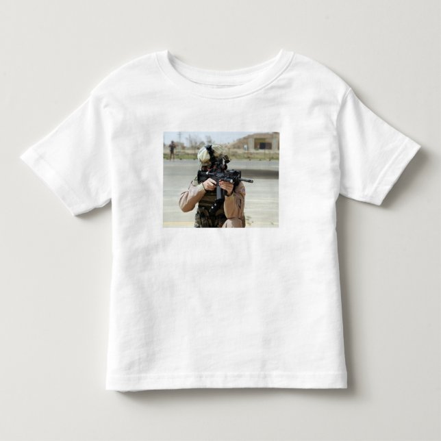 US Air Force Airman übernimmt Sicherheit Kleinkind T-shirt (Vorderseite)