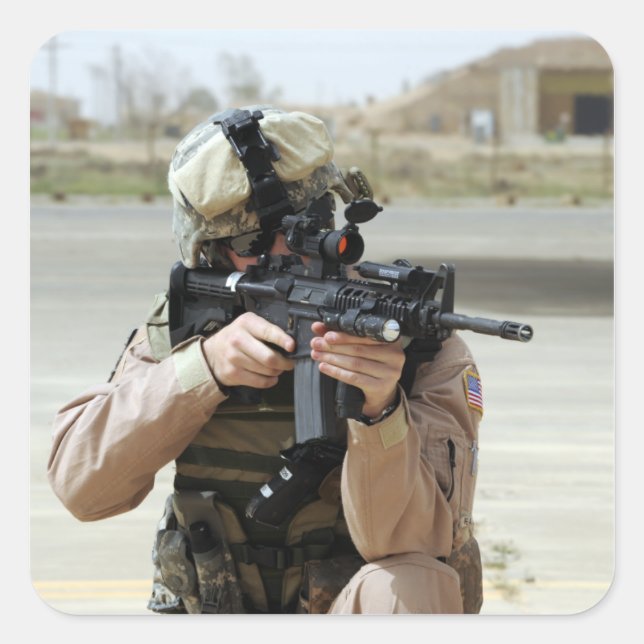 US Air Force Airman übernimmt Sicherheit Quadratischer Aufkleber (Vorderseite)