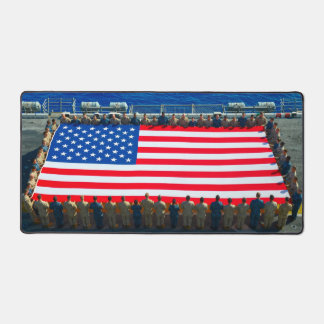 US-BEKÄMPFUNG DES PERSONALS, DAS DIE FLAGGE DES HO SCHREIBTISCHUNTERLAGE