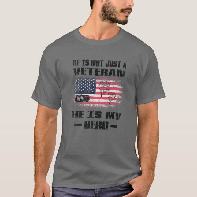 US-Fallschirmjäger-Veteran ist eine Im Flugzeug He T-Shirt (Vorderseite)