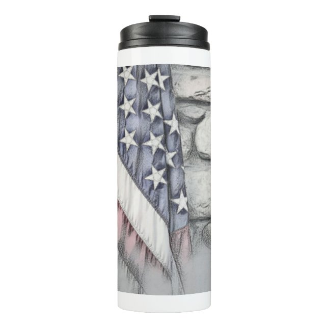 US-Flagge gegen die Steinmauer Thermosbecher (Vorderseite)