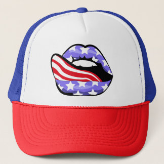 US-Flagge in den sinnlichen Lippen mit der Zunge Truckerkappe