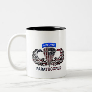 US-Flagge mit Im Flugzeug Flügeln und Fallschirmjä Zweifarbige Tasse