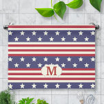 US Flagge Monogram Küchentuch<br><div class="desc">Feiern Sie den Amerikanische Unabhängigkeitstag, den Gedenktag, den Arbeitstag und jeden patriotischen Anlass mit diesem mit Monogramm Stars-und Streifen Küchentuch, das von der amerikanischen Flagge inspiriert wird. Das Design besteht aus abwechselnden Sternen und gestreiften Mustern in Rot-, Gelb- und Blau-Tönen. Verwenden Sie die Vorlage, um einfach Ihre erste.</div>