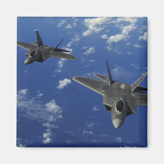 US-Luftwaffe F-22-Vergewaltiger in der Nähe von Gu Magnet (Vorne)