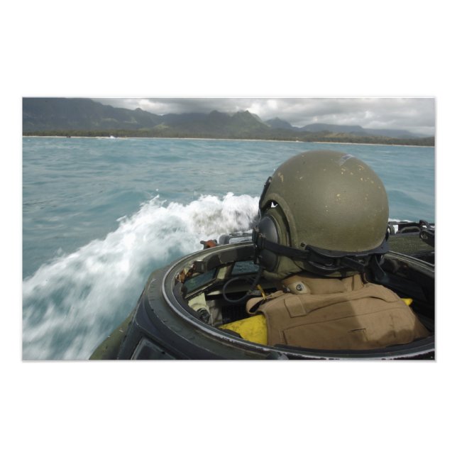 US-Marine fährt ein amphibisches Angriffsfahrzeug Fotodruck (Vorne)