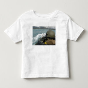 US-Marine fährt ein amphibisches Angriffsfahrzeug Kleinkind T-shirt