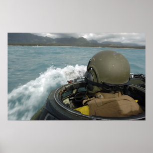 US-Marine fährt ein amphibisches Angriffsfahrzeug Poster