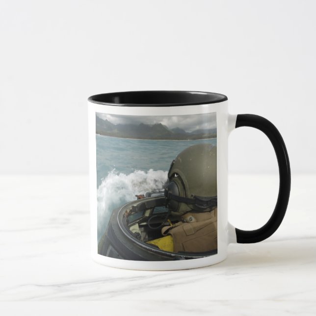 US-Marine fährt ein amphibisches Angriffsfahrzeug Tasse (Rechts)