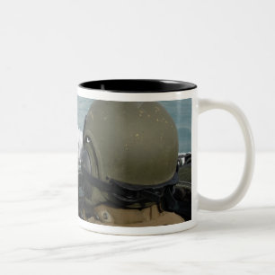 US-Marine fährt ein amphibisches Angriffsfahrzeug Zweifarbige Tasse