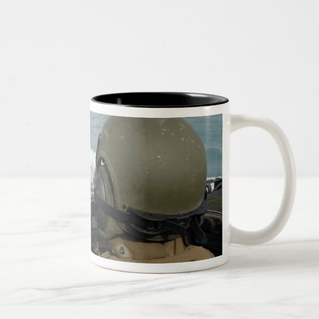 US-Marine fährt ein amphibisches Angriffsfahrzeug Zweifarbige Tasse (Rechts)