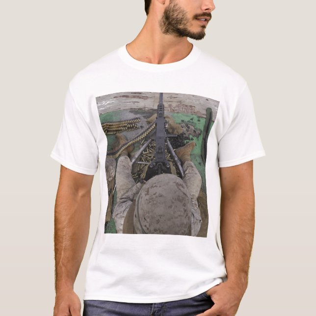 US Marine feuert eine Maschinenpistole vom Typ M2  T-Shirt (Vorderseite)