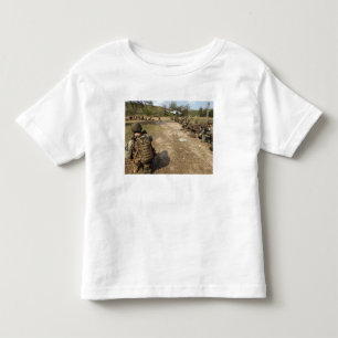 US-Marines bieten Sicherheit als UH-1N Kleinkind T-shirt
