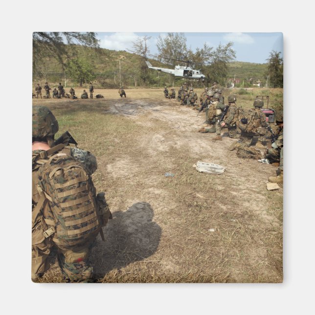 US-Marines bieten Sicherheit als UH-1N Magnet (Vorne)