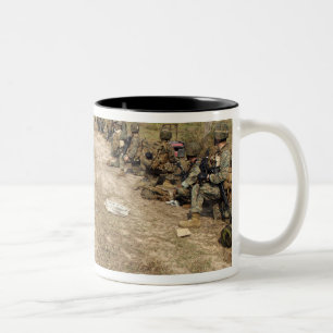 US-Marines bieten Sicherheit als UH-1N Zweifarbige Tasse