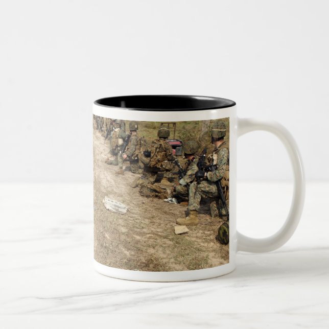 US-Marines bieten Sicherheit als UH-1N Zweifarbige Tasse (Rechts)