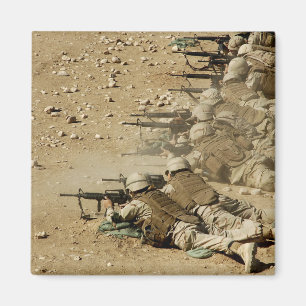US-MarineSeabees feuern Gewehre M-4 und M-16A2 ab Magnet