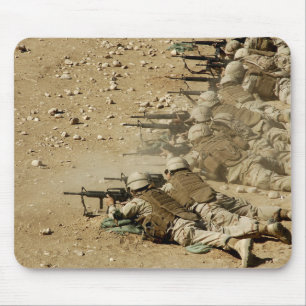 US-MarineSeabees feuern Gewehre M-4 und M-16A2 ab Mousepad