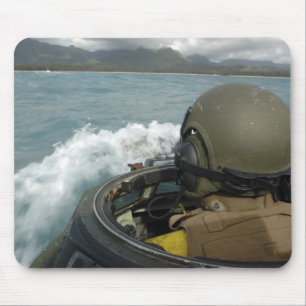 US-Marinesoldat, der ein Angriff mit Mousepad