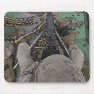 US-Marinesoldat feuert ein Kaliber-Maschinengewehr Mousepad