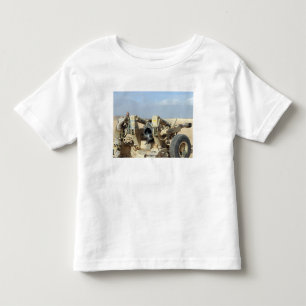 US-Marinesoldaten bereiten vor sich, eine Haubitze Kleinkind T-shirt