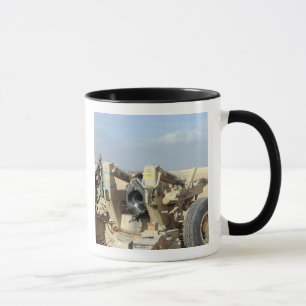 US-Marinesoldaten bereiten vor sich, eine Haubitze Tasse