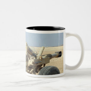 US-Marinesoldaten bereiten vor sich, eine Haubitze Zweifarbige Tasse