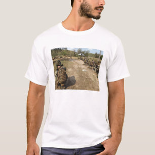 US-Marinesoldaten stellen Sicherheit als UH-1N zur T-Shirt