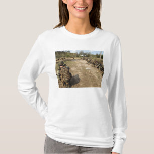 US-Marinesoldaten stellen Sicherheit als UH-1N zur T-Shirt