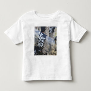 US-Marinesoldaten und -seeleute ziehen Kleinkind T-shirt