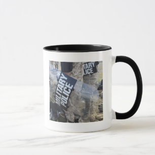 US-Marinesoldaten und -seeleute ziehen Tasse