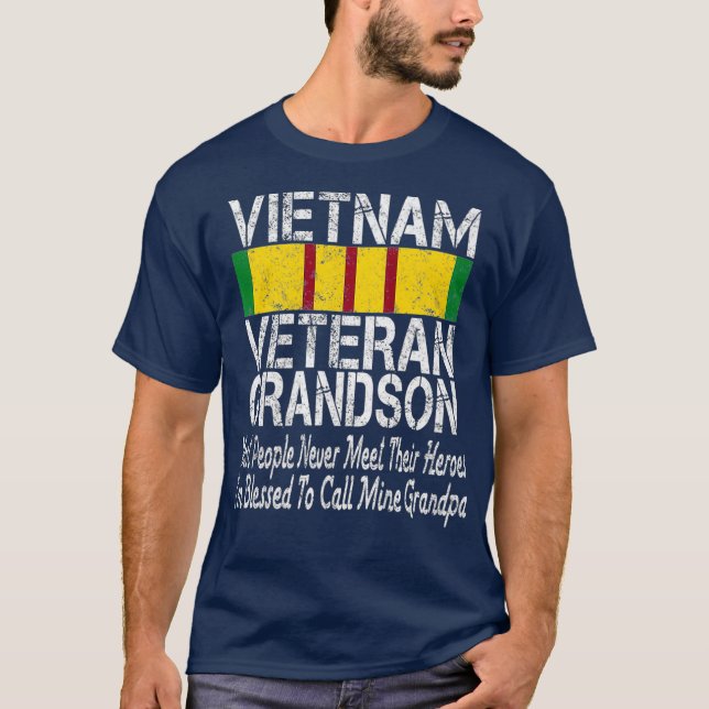 US-Militärfamilie Vietnam Veteran Grandson Gift T-Shirt (Vorderseite)