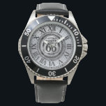 US-Route 66 Armbanduhr<br><div class="desc">Die U.S. Route 66 (US 66 oder Route 66), auch bekannt als Will Rogers Highway, die Main Street of America oder die Mother Road, war eine der ursprünglichen Autobahnen innerhalb des U.S. Highway System. Die US 66 wurde am 11. November 1926 gegründet und im darauf folgenden Jahr wurden Straßenschilder errichtet....</div>