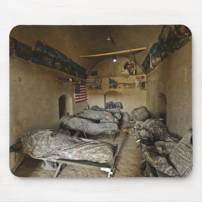 US-Soldaten schlafen in einem verlassenen Lehmhaus Mousepad (Vorne)