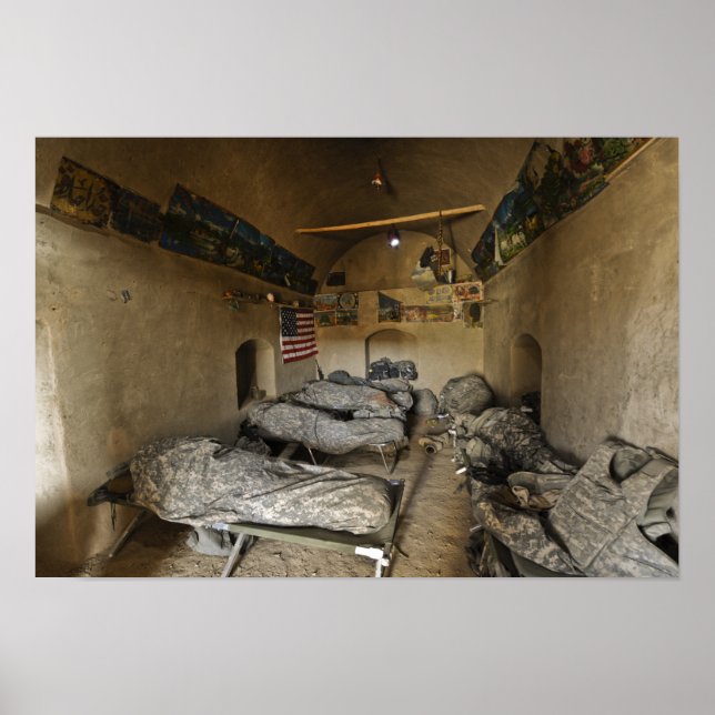 US-Soldaten schlafen in einem verlassenen Lehmhaus Poster (Vorne)