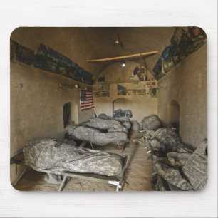 US-Soldaten schlafen in einem verlassenen Mousepad