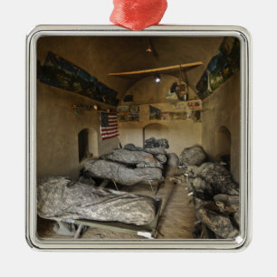 US-Soldaten schlafen in einem verlassenen Silbernes Ornament