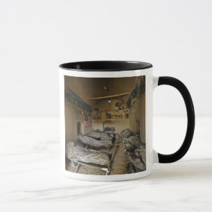 US-Soldaten schlafen in einem verlassenen Tasse