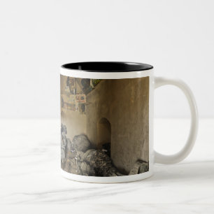 US-Soldaten schlafen in einem verlassenen Zweifarbige Tasse