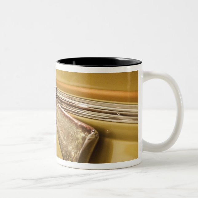 USA, Alabama, Tuscumbia. Alabama Music Hall Zweifarbige Tasse (Rechts)