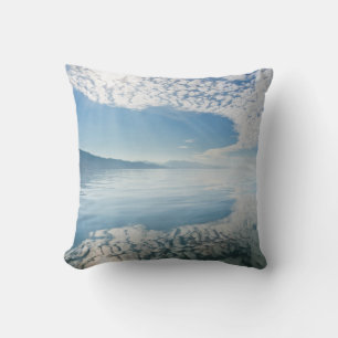 USA, Alaska, Freshwater Bay. Reflektierte Wolken Kissen