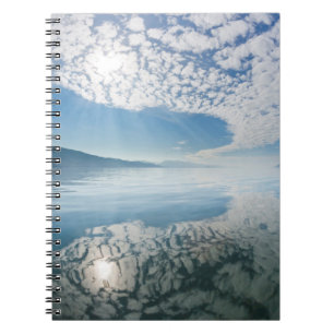 USA, Alaska, Freshwater Bay. Wolken reflektiert Notizblock