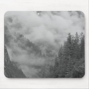USA, Alaska, Juneau, Regenwald bedeckt Fjorde in Mousepad