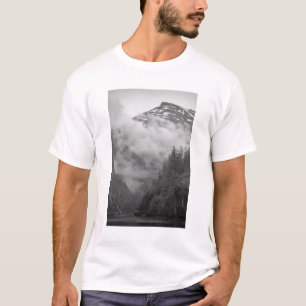 USA, Alaska, Juneau, Regenwald bedeckt Fjorde in T-Shirt