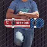 USA American Flag Monogram Patriotic Personalisier Skateboard<br><div class="desc">Zeigen Sie Ihren amerikanischen Stolz oder geben Sie ein besonderes Geschenk mit diesem US-amerikanischen Flag Skateboard in einem bedrängten abgenutzten Grunge-Design. Das Skateboarddesign der USA ist in Rot und Blau mit US Flagge gestaltet und eignet sich hervorragend für amerikanische Unabhängigkeitstag-Partys, Memorial Day Party , Wiedersehen, militärische Abschluss- oder Ruhestandsgeschenke und...</div>