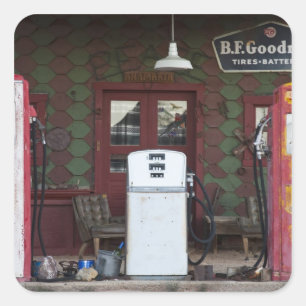 USA, Arizona. Chloride Ghost Town, alte Tankstelle Quadratischer Aufkleber