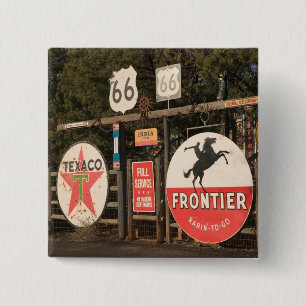 USA, Arizona, Sedona: Antike Werbeschilder Button
