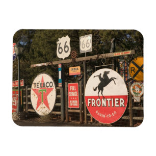 USA, Arizona, Sedona: Antike Werbeschilder Magnet
