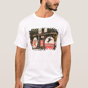 USA, Arizona, Sedona: Antike Werbeschilder T-Shirt